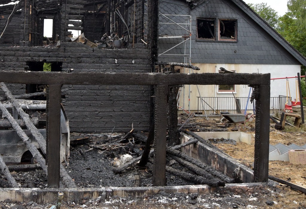 Schwerer Brand in Einfamilien Haus Roesrath Rambruecken P032.JPG - Miklos Laubert
